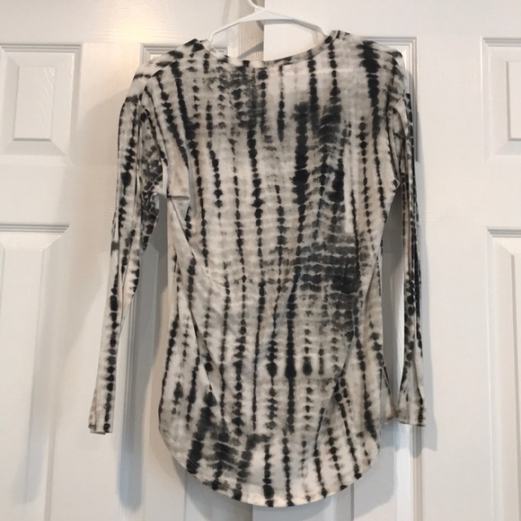 Long-sleeved black, white, and light grey top - Picture 3 of 3